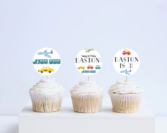 Puede incluir: Tres adornos redondos para cupcakes con temática de transporte. Los adornos presentan un tren azul, un taxi amarillo, un avión azul, un camión de bomberos rojo, un helicóptero verde y el texto "¡Feliz cumpleaños Easton!" y "¡Easton tiene 3 años!"