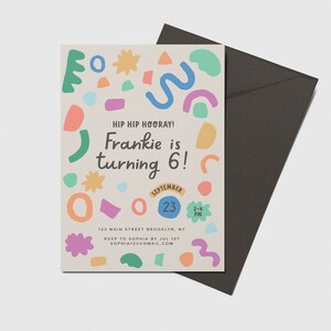 Può includere: Un invito colorato a una festa di compleanno con forme astratte e il testo "HIP HIP HOORAY! Frankie is turning 6!"  Settembre 23, 14:00-16:00. 123 Main Street Brooklyn, NY. RSVP a Sophia entro il 1 luglio. Sophia123@gmail.com