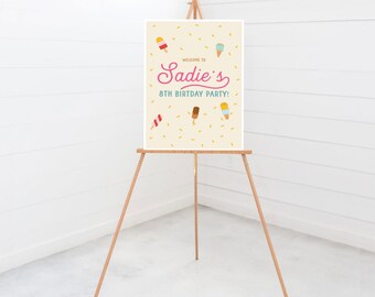 Op de afbeelding: Welkom op Sadies 8e verjaardagsparty! Een bord met een lichtgele achtergrond en gele confetti met kleurrijke ijshoorns en ijslolly's. De tekst is in roze en blauw.