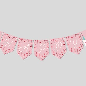 Op de afbeelding: Roze en witte banner met het woord "HAPPY" in witte cursieve letters. De banner heeft een patroon van snoepstokken en peperkoekhuisjes.