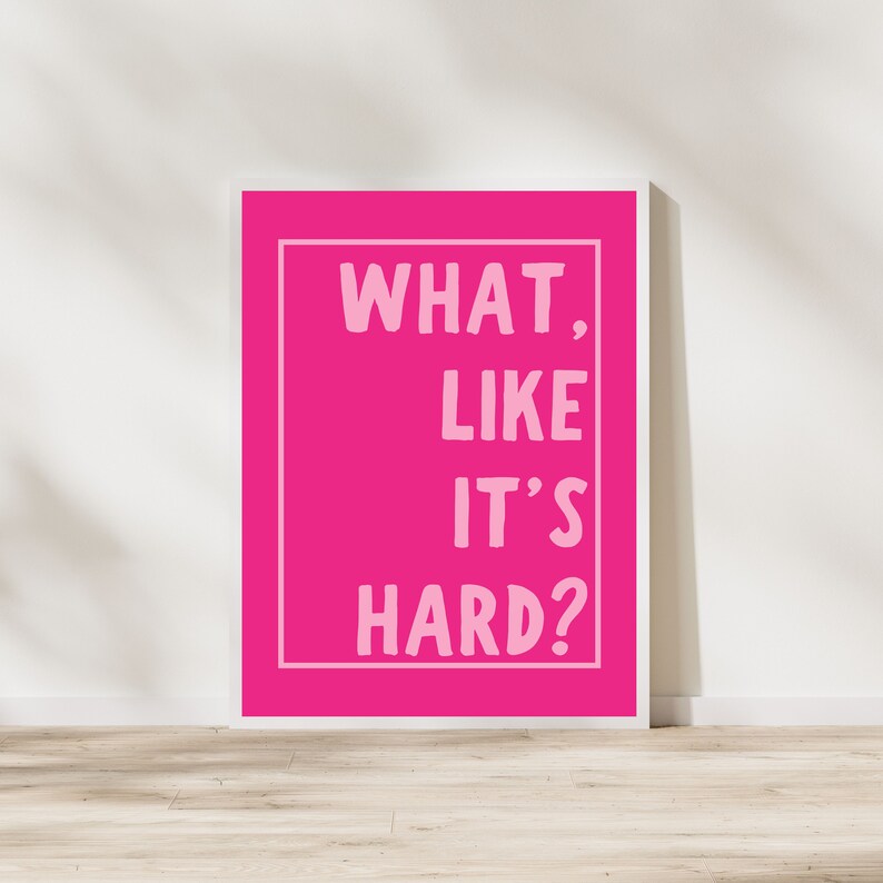Może przedstawiać: R&oacute;żowa i biała drukowalna grafika ścienna z tekstem "WHAT, LIKE IT'S HARD?"