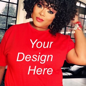 Rot Gildan Tshirt Mockup Gildan 64000 Mockup Afroamerikaner Modell Mockup Rotes Tshirt Mockup Lifestyle Mockup Tshirt Von KimKim
