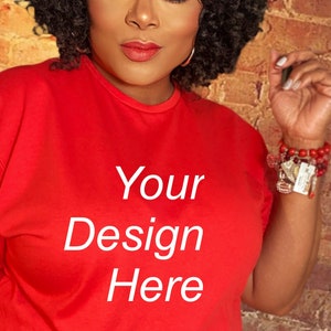 Valentinstag Mockup rotes Tshirt Mockup Gildan 64000 Mockup Afroamerikanermodell Mockup Rotes Tshirt Mockup Lebensstil Mockup Tshirt