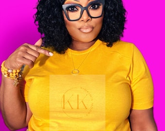 bella leinwand/mockup/gold tshirt/schwarz tshirt/gelb tshirt model/schwarz modell/plus size/ einzigartig/tshirt mockup/schwarz frauen mockup