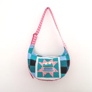 Crescent Axelremsväska, Ruby Star Society Vintage Skrivmaskin Quilted Plånbok