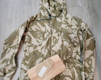 Muy rara bata de desierto del ejército británico de los años 80 con paquete 'Operación Granby' y Shemagh