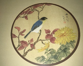 firmado vintage chino / asiático pintura de seda, serigrafía Pájaros y flores, oro Faux Bamboo marco importado 1970 con etiqueta muy agradable
