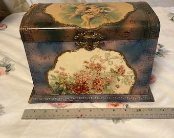 Sminklåda i celluloid från den viktorianska eran med keruber, lådans topp och sidor öppna, cool antik smink- och toalettväska, 30x18x20 cm