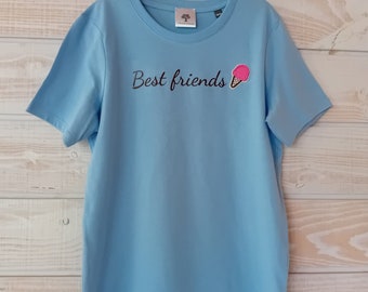 Best Friends T-shirt en Coton Biologique Ciel- Manches courtes- Cadeau Anniversaire 12-14 ans pour Filles et Garçon- Haut Enfant 12-14 ans