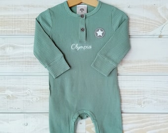 Cadeau de naissance pour enfant, cadeau pour femme, vêtement toute saison personnalisé en coton biologique. Combi, pyjama bébé. Tissu côtelé