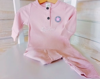 Pyjama bébé personnalisé en coton biologique. Combinaison avec nom enfant. Tissu côtelé rose. Tailles 3, 6, 9 mois. Cadeau de naissance