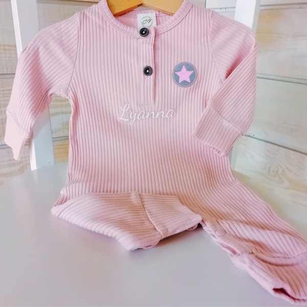 Pyjama bébé personnalisé en coton biologique. Combinaison avec nom enfant. Tissu côtelé rose. Tailles 3, 6, 9 mois. Cadeau de naissance