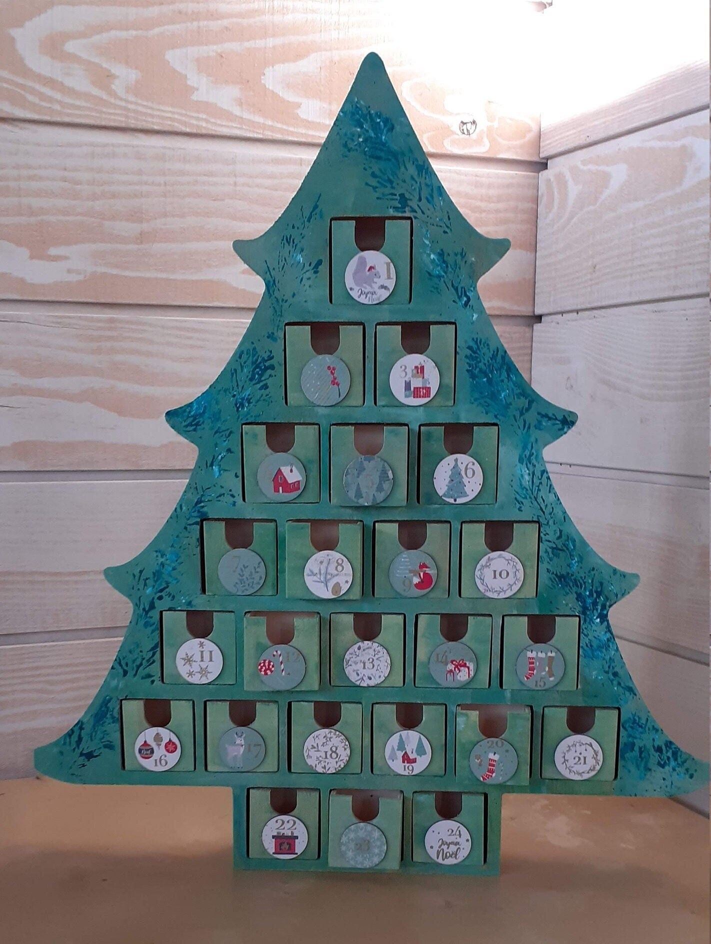 Calendrier de L'avent en Bois Peint à La Main . Cadeau Pour Les Fêtes Bonheur Intemporel Petits et G