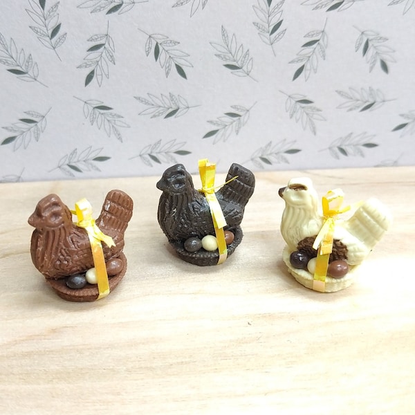 Poule de Pâques au chocolat avec ruban, pour maison de poupée 1/12, vitrine miniature, collection, diorama