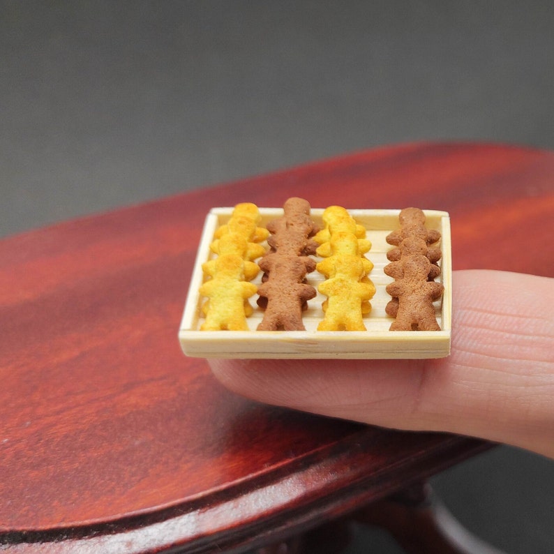 Miniature plateau bonhommes en pain d'épices, échelle 1/12 pour maison de poupée, miniature