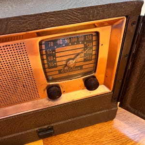 SUPER RARE Vintage Gilfillan AM Tube Radio, Model 66B. From 1946! Restored! Works great!