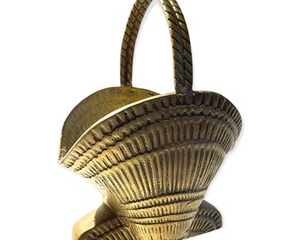 Vintage Metal/ brass basket pearl-shell painted. Vintage Metal/ brass basket pearl-shell painted.