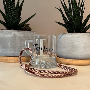 Bicchiere da liquore/bicchierino personalizzato - incluso un cordino da appendere al collo! (Vinile)