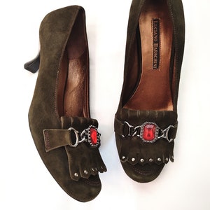 Vintage Khaki Suede Leather Kitten Heel Pumps With Red Stone&Tassels 80s 90s Made in Italy Luciano Barachini Unused Pumps Us6/Eu36/Uk3.5