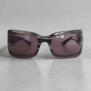 Vintage rechthoekige zonnebril met omhullend, gestreept schild, jaren 90/00 Y2K zonnebril voor dames en heren, nieuw in doos, cadeau.