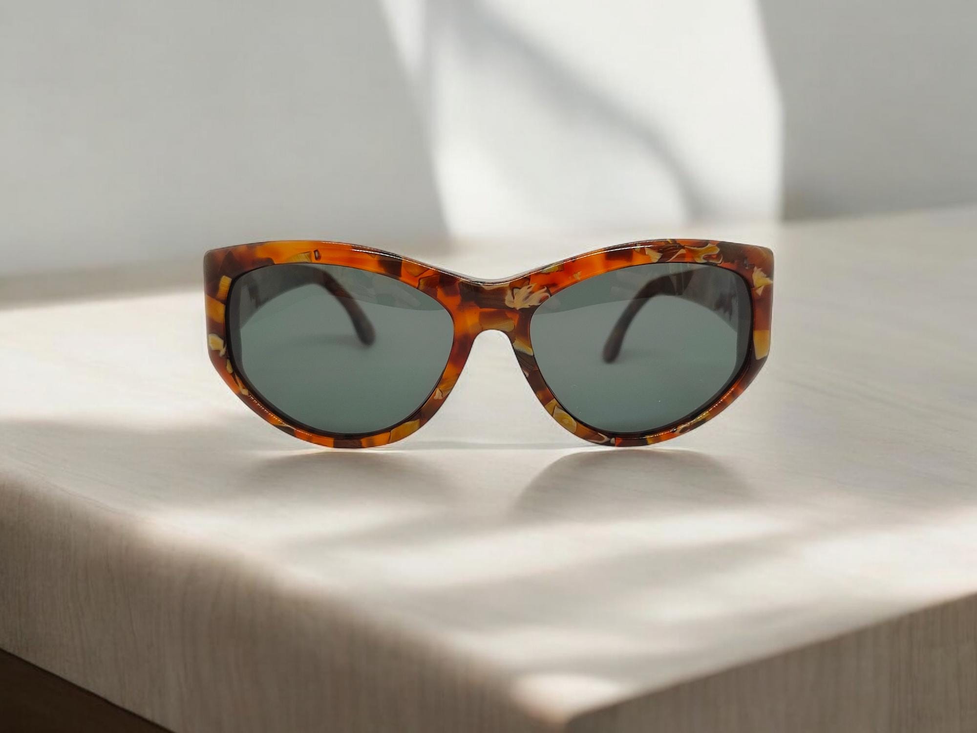 FENDI Vintage Amber Tortoise Sunglasses With Gold Logo, 90 display picture 1