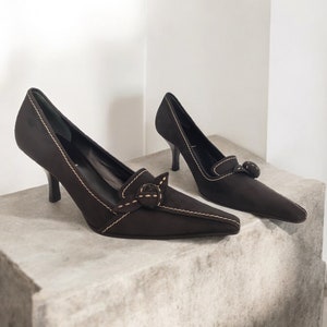 PRADA vintage zwarte leren pumps met spitse neus en bloemengesp, jaren 90/00 Y2k designer pumps gemaakt in Italië Eu37 1/2