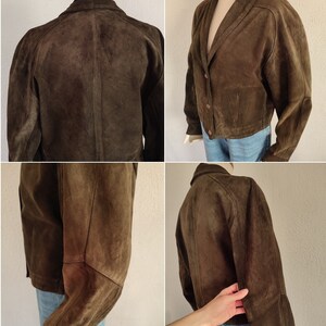 Puede incluir: Una chaqueta de ante marr&oacute;n con cuello, cierre de botones y mangas largas. La chaqueta tiene un corte holgado y una longitud recortada.