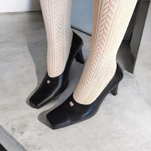 90-tals vintage svarta läderpumps med fyrkantig tå och glansig textur, decolette-pumps med blockklack