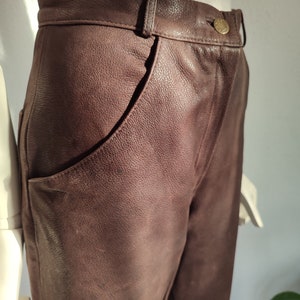90-tals vintage bruna läderbyxor, damläderbyxor med hög midja, äkta läder, biker-/rocker-/motorcykelbyxor, storlek S/M bild 8