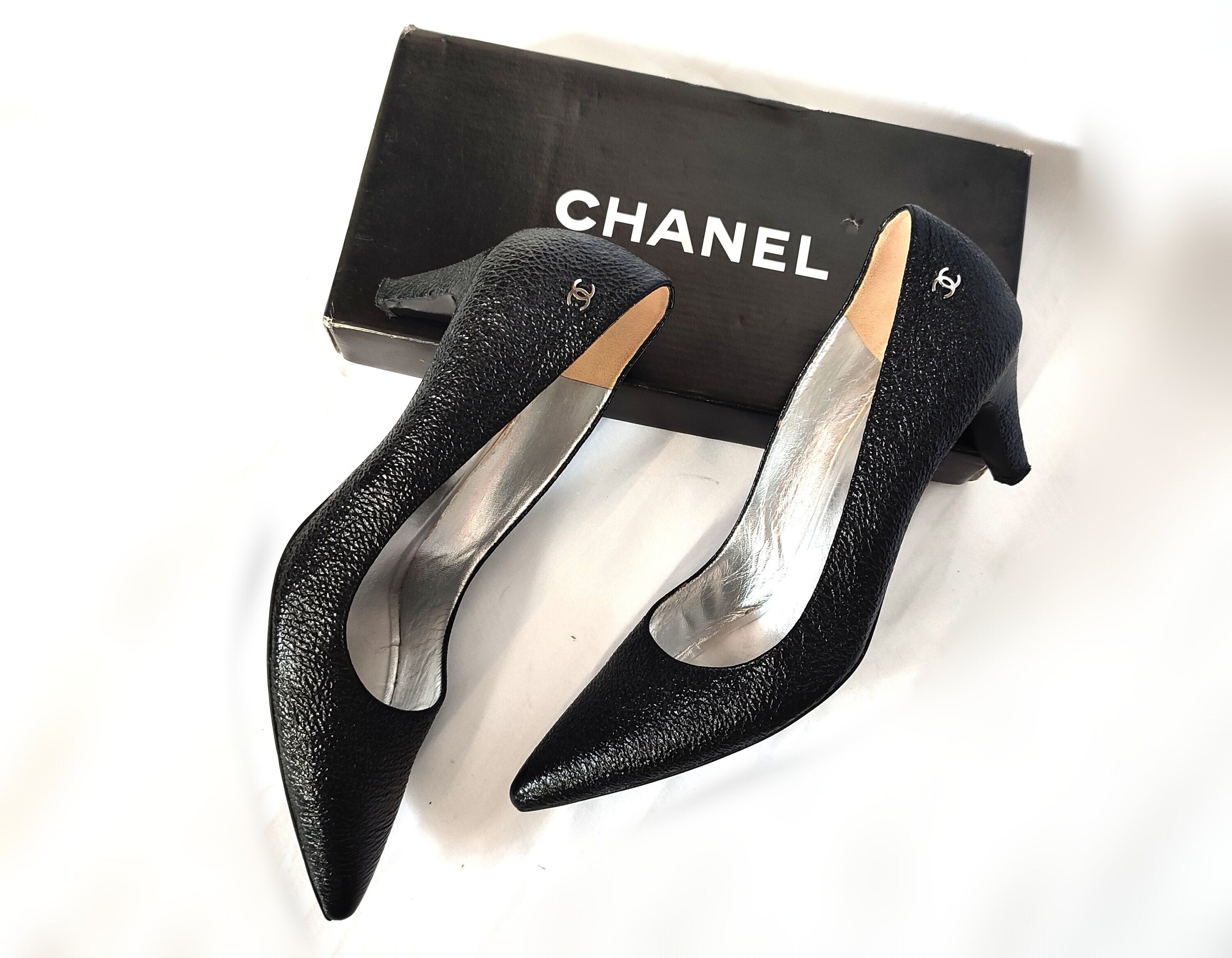 CHANEL Black Patent Leather Classic CC Logo Pumps Authentic