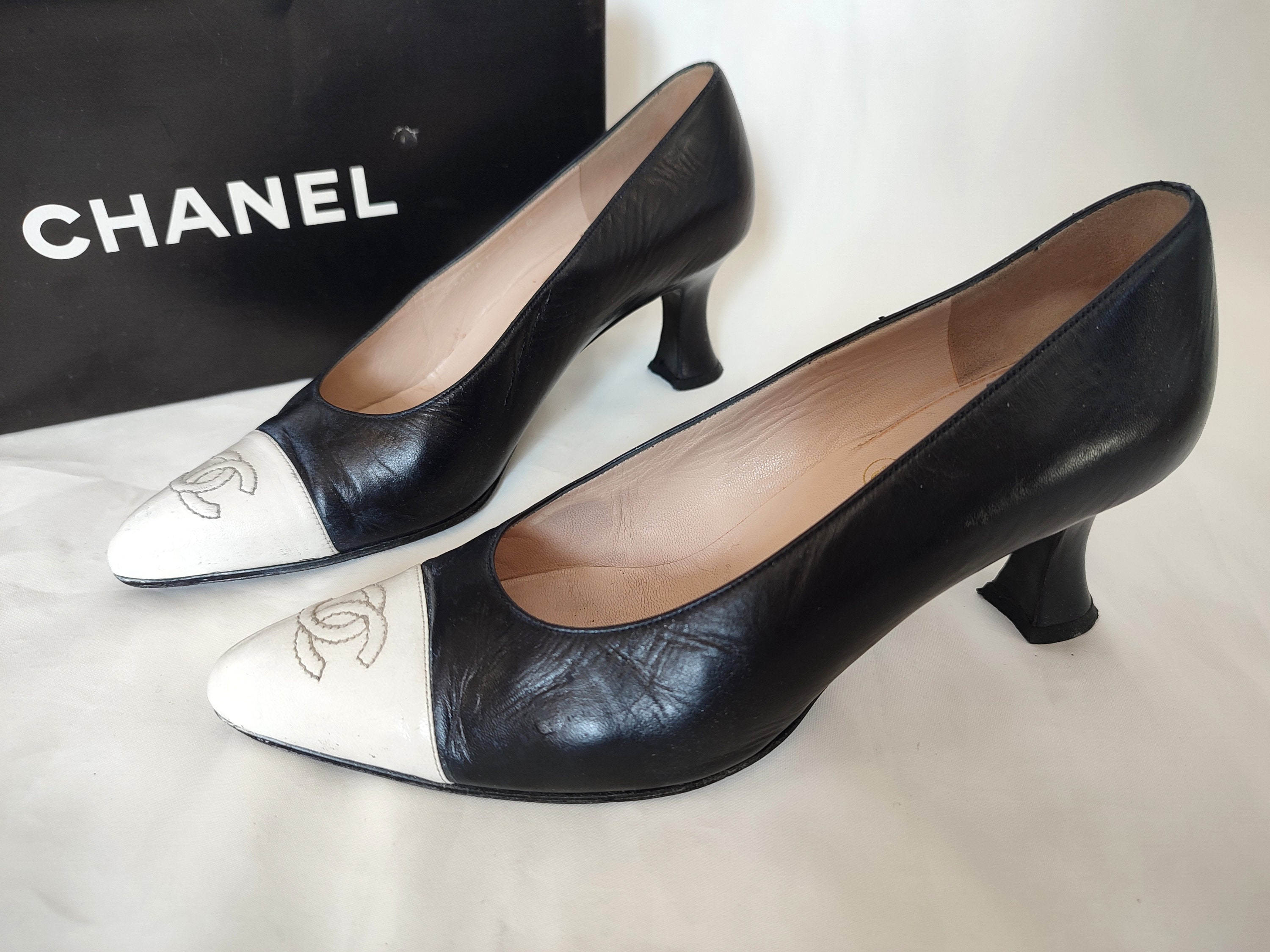 CHANEL Vintage Black Lamb & Patent Leather Pointed Toe CC Bow Pumps - Size  10.5