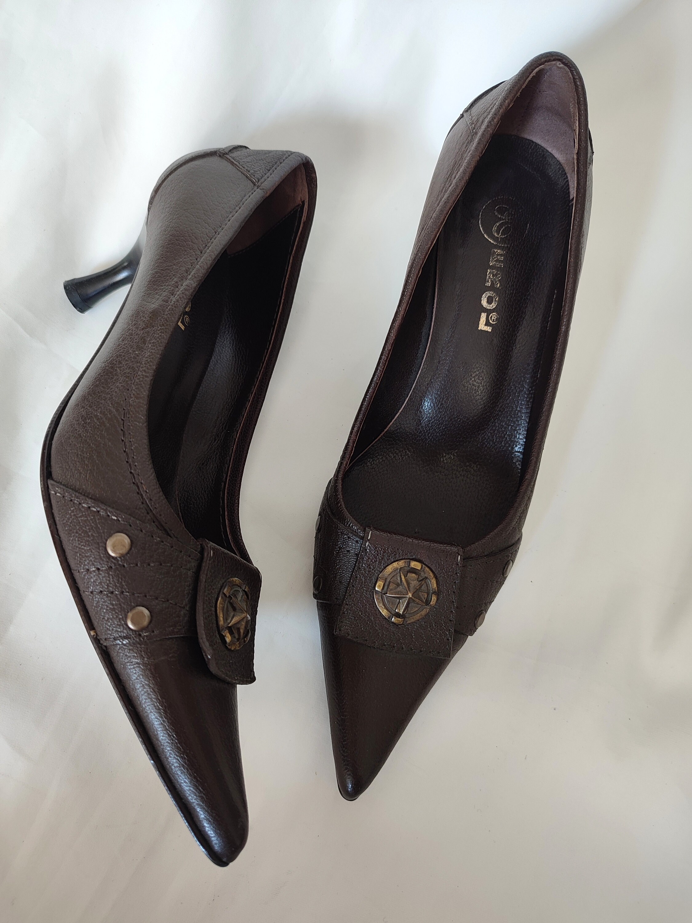 00's Y2k Brown Leather Kitten Heel Pumps, Pointed Toe Star Buckled Unused Vintage Made in Italy