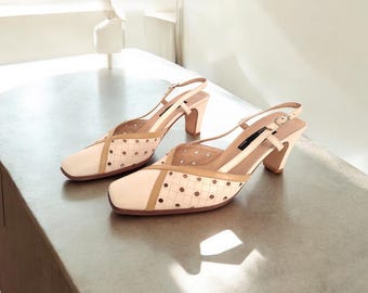 Scarpe vintage con punta quadrata e cinturino posteriore, scarpe traforate  bicolore con tacco medio, color crema/beige, prodotte in Italia negli anni