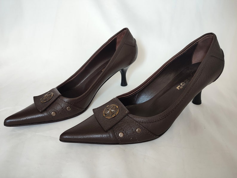 00's Y2k Brown Leather Kitten Heel Pumps, Pointed Toe Star Buckled Unused Vintage Made in Italy