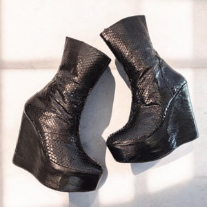 90&#39;s Vintage Black Snakeskin Platform Ultra High Heel Boots Genuine Leather Handmade Ankle Boots Y2k Womens Boots Eu37.5-38/Us7-7.5