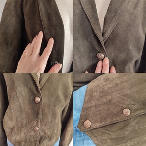 Puede incluir: Una chaqueta de ante verde oscuro con cuello y cierre de botones. La chaqueta tiene una longitud ligeramente recortada y presenta costuras decorativas en las mangas y los bolsillos.
