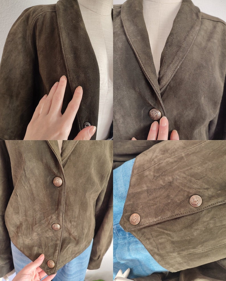Puede incluir: Una chaqueta de ante verde oscuro con cuello y cierre de botones. La chaqueta tiene una longitud ligeramente recortada y presenta costuras decorativas en las mangas y los bolsillos.