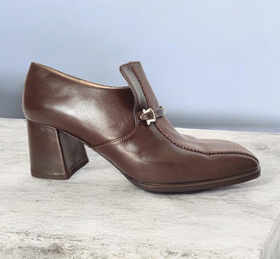 靴 Vintage square toe Leather Shoes 90's Vintage Leather Square Toe Heel Loafers in Brown Masculine