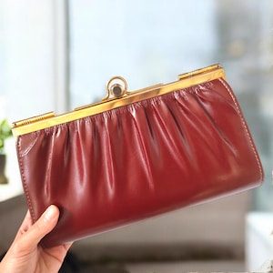 80er 90er Vintage Leder Clutch Bag Mit Goldenem Verschluss in Braun / Burgunderrot Handgemachte Crossbody Geldbörse