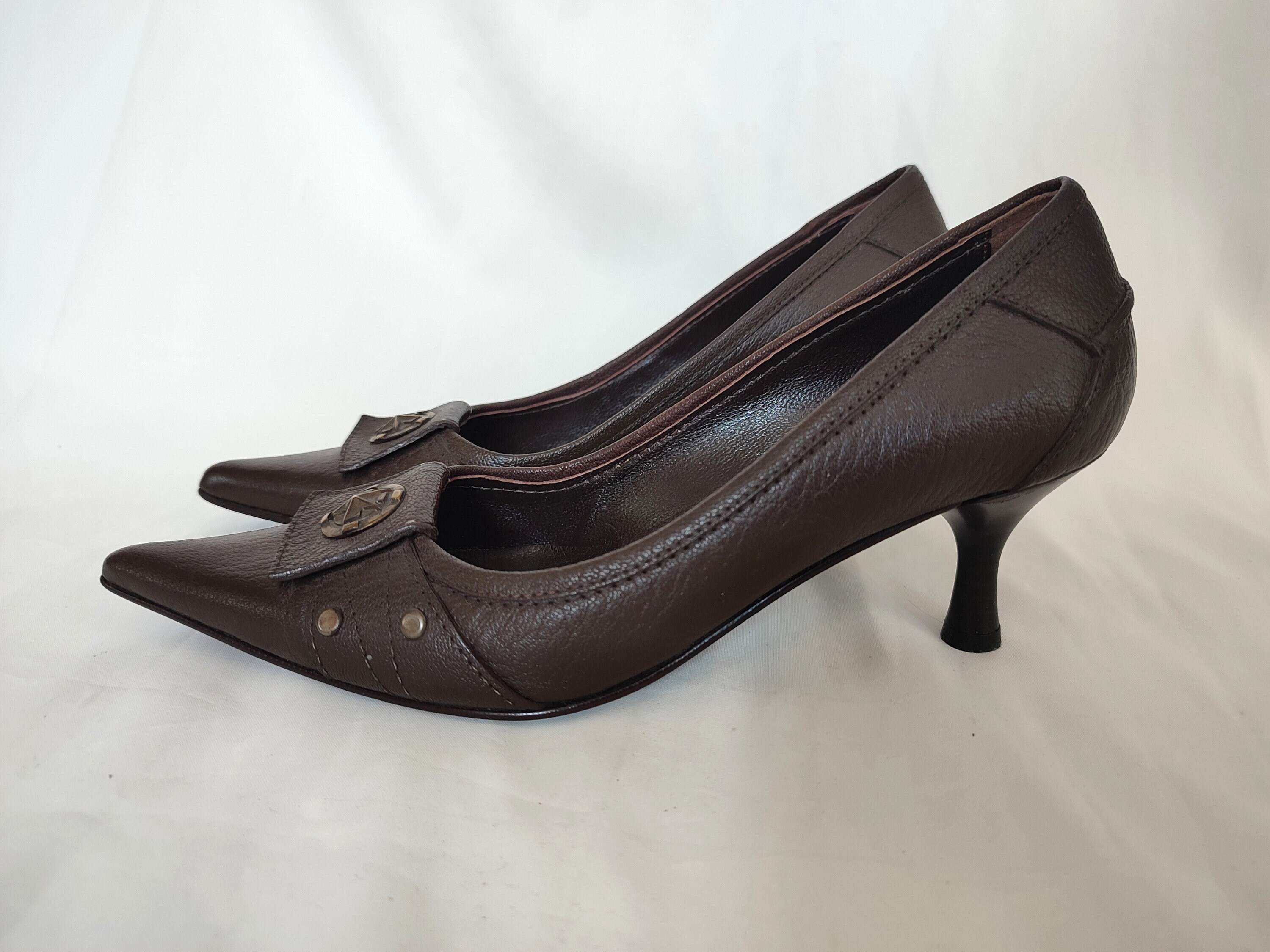 00's Y2k Brown Leather Kitten Heel Pumps, Pointed Toe Star Buckled Unused Vintage Made in Italy