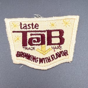 Taste TaBソーダパッチ、風味豊かな刺繍入り広告エンブレム、バーガンディゴールドシールド、クラフト用品