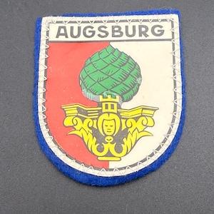 Parche antiguo con el escudo de Augsburgo, Baviera, Alemania, recuerdo de viaje sobre fieltro azul.