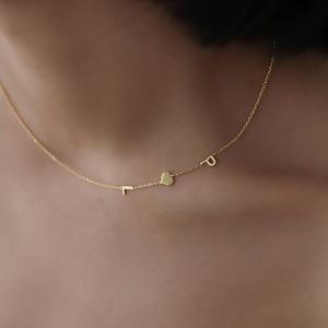 Collar con inicial lateral, Collar con inicial lateral y corazón, Collar con símbolo de letra lateral, Collar con dos iniciales laterales