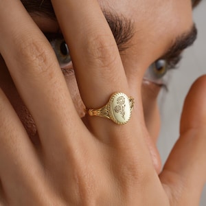 Flower ring, gold birth flower ring for her, engraved floral jewelry, flower sign ring, personalized nature inspired ring, gift for her