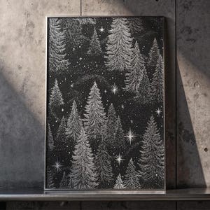 Pu&ograve; includere: Una stampa artistica incorniciata con sfondo nero, raffigurante una dettagliata illustrazione bianca di una foresta di pini e un cielo stellato. L'opera &egrave; racchiusa in una cornice di metallo argentato, creando un contrasto sorprendente.