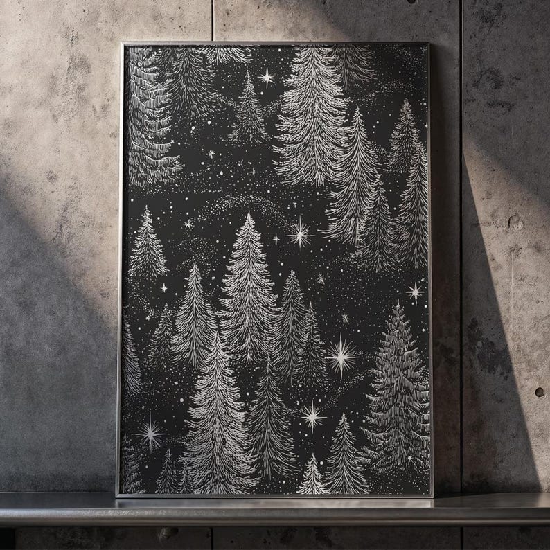 Pu&ograve; includere: Una stampa artistica incorniciata con sfondo nero, raffigurante una dettagliata illustrazione bianca di una foresta di pini e un cielo stellato. L'opera &egrave; racchiusa in una cornice di metallo argentato, creando un contrasto sorprendente.