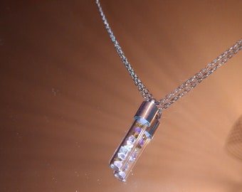 Collar de mini cristales en frasco de vidrio