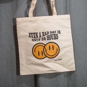 Retro Smiley Face Tote Bag, Even A Bad Day is Only 24 Hours, Vintage Tote Bag, Canvas Tote Bag, Trendy Aesthetic Tote Bag, Zitat Tote Bag,