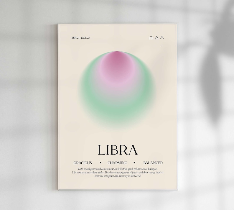 Pu&ograve; includere: Una stampa artistica incorniciata con il segno zodiacale della Bilancia. Il design include un cerchio sfumato nei toni del rosa e del verde, la parola "LIBRA" in grassetto e le date "SEP. 23 - OCT. 22". La stampa elenca anche i tratti "GRAZIOSO", "AFFASCINANTE" e "EQUILIBRATO".
