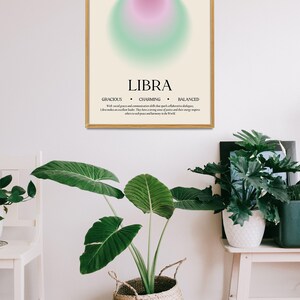 Pu&ograve; includere: Una stampa artistica incorniciata del segno zodiacale della Bilancia. L'opera presenta un design sfumato in rosa e verde, la parola "LIBRA" e le date 23 settembre - 22 ottobre. Include anche "Grazioso, Affascinante, Equilibrato".